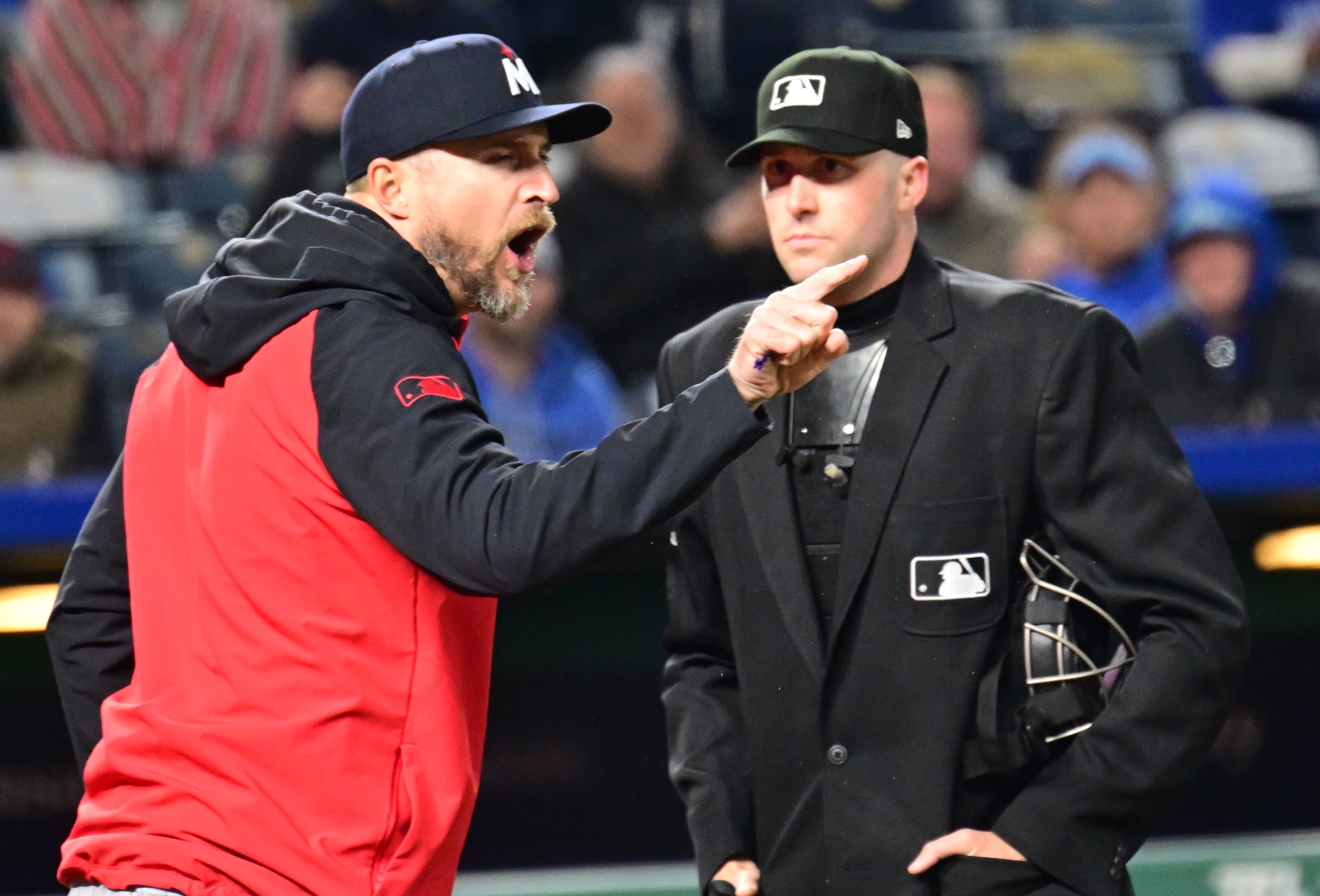 Rocco Baldelli yells at Nic Lentz.